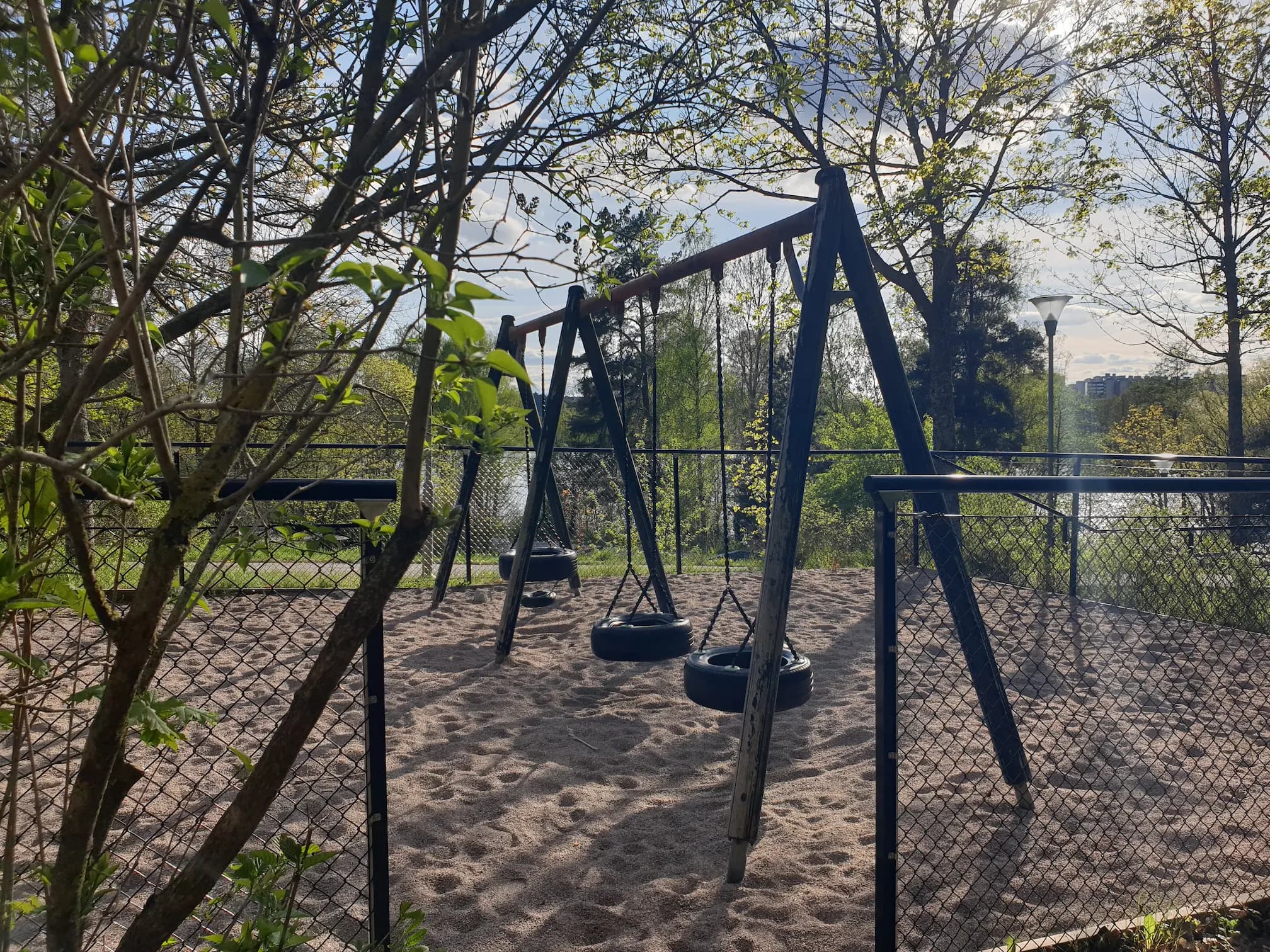 Gungor i en lekparkpark